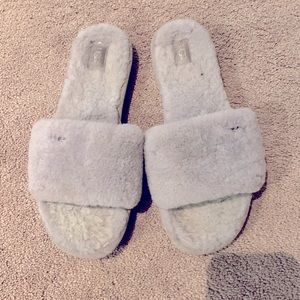 Womens fuzzy Ugg house slippers